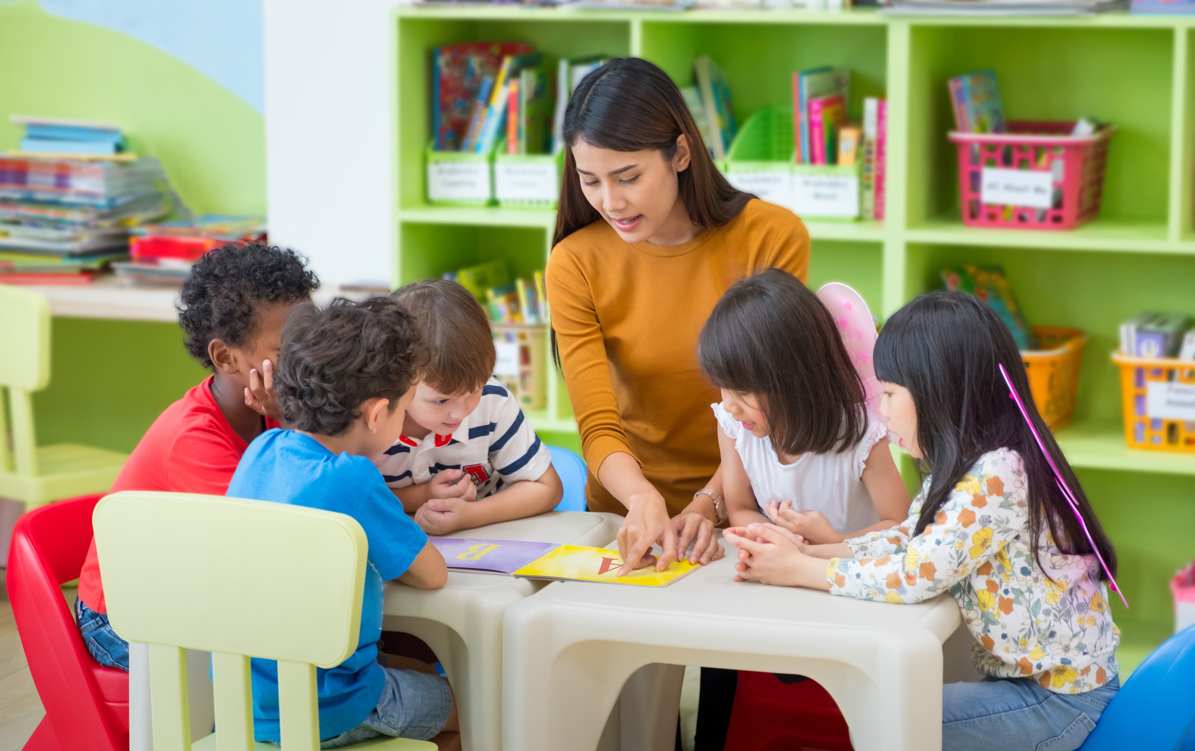Niños jugando y aprendiendo